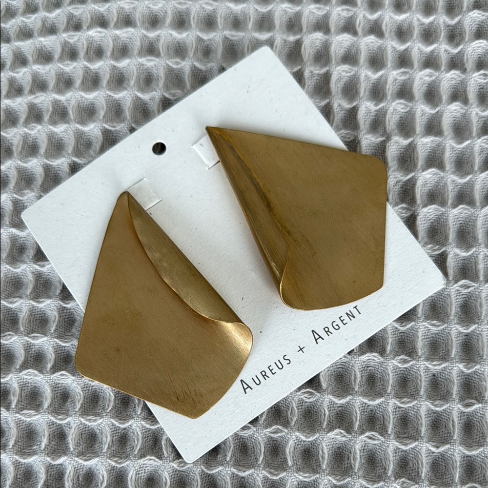 Elegant Gold Earrings Jewelry New with tags.